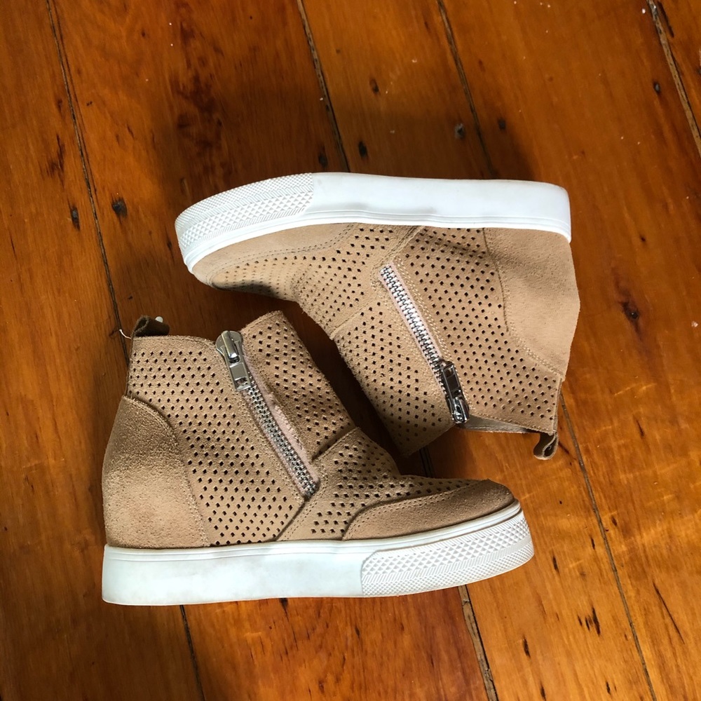 Steve Madden cream “Wavery” suede leather shoes